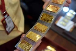 Giá vàng bất ngờ giảm 800.000 đồng, tỷ giá lao dốc tới 40 đồng phiên chiều nay