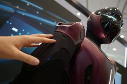 Đột phá robot có làn da thông minh, biết 'đau' và phản ứng khi bị đụng chạm
