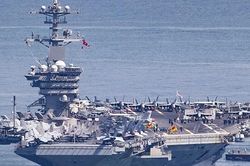 Tàu sân bay USS George Washington trên vịnh Đà Nẵng