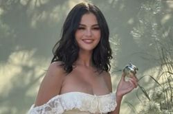Selena Gomez hóa nàng thơ trong thiết kế váy ren trắng trễ vai