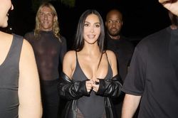 Khán giả tranh cãi khi siêu mẫu Kim Kardashian diện trang phục xuyên thấu