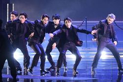 BTS từ chối GRAMMY, cuộc đua giành kèn vàng 'Nhạc pop châu Á' đầu tiên bất ngờ đổi chiều