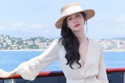 Song Hye Kyo cười tươi rói khi gặp người đặc biệt
