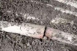 Con trai đi chân trần phát hiện điều lạ dưới nền nhà, người đàn ông đập gạch lên rồi sững sờ