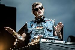 DJ huyền thoại Kavinsky qua đời ở tuổi 50, làng nhạc điện tử thế giới tiếc thương
