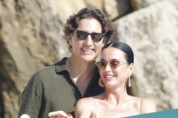 Justin Trudeau chăm sóc Katy Perry đầy tình tứ trên du thuyền