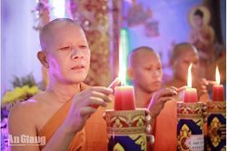 Đèn cầy hạ thắp sáng niềm tin mùa an cư kiết hạ
