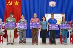 Xã Bình Thạnh Đông trao 7 căn nhà đại đoàn kết