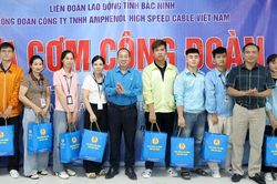 Bắc Ninh: L&atilde;nh đạo Li&ecirc;n đo&agrave;n Lao động tỉnh thăm, tặng qu&agrave; c&ocirc;ng nh&acirc;n