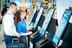 Hàng nghìn khách làm thủ tục Kiosk sinh trắc học tự động ở Sân bay Nội Bài