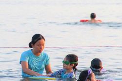 Học bơi miễn phí trên biển