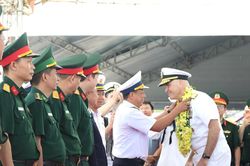 Đo&agrave;n t&agrave;u s&acirc;n bay Hải qu&acirc;n Hoa Kỳ thăm th&agrave;nh phố Đ&agrave; Nẵng