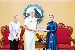 Lãnh đạo thành phố Đà Nẵng tiếp Chỉ huy nhóm tác chiến tàu sân bay số 5 Hải quân Hoa Kỳ