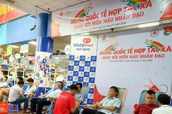 Nhân viên và khách hàng Siêu thị Co.opmart Quy Nhơn hiến máu nhân đạo