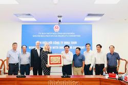 Ph&oacute; Chủ tịch UBND tỉnh Trịnh Minh Ho&agrave;ng l&agrave;m việc với C&ocirc;ng ty Inna Tour (Li&ecirc;n bang Nga)