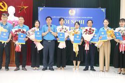 C&ocirc;ng bố Quyết định th&agrave;nh lập C&ocirc;ng đo&agrave;n cơ sở tại KCN Thanh Li&ecirc;m v&agrave; KCN Ch&acirc;u Sơn