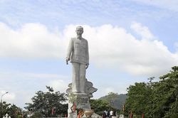 Tượng đài trong lòng Đất Tổ