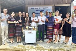 Trao thiết bị hỗ trợ phụ nữ dân tộc thiểu số phát triển sinh kế
