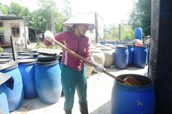 Bền bỉ giữ vị mặn quê hương