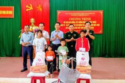 Bộ đội Biên phòng Cồn Roàng tặng cây, con giống cho người dân xã Thượng Trạch
