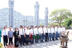 Hiệp hội Doanh nghiệp tỉnh dâng hoa, dâng hương Tượng đài 'Bác Hồ với đồng bào các dân tộc Tây Bắc' và Đền thờ Bác Hồ