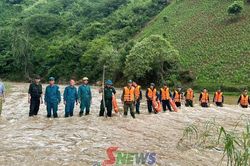 Đồn bi&ecirc;n ph&ograve;ng Mường Cai t&igrave;m kiếm thi thể nạn nh&acirc;n bị nước cuốn tr&ocirc;i