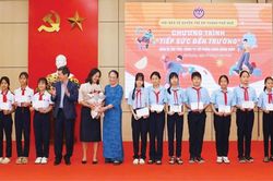 Đồng h&agrave;nh c&ugrave;ng trẻ gặp kh&oacute; khăn