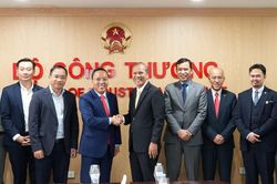 Thứ trưởng Nguyễn Hoàng Long làm việc với Tổng Thư ký Bộ Chuyển dịch Năng lượng và Chuyển đổi Nước Malaysia
