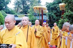 Lãnh đạo GHPGVN TP.HCM thăm, sách tấn hành giả khu vực Bình Dương tại trường hạ tổ đình Hội Khánh