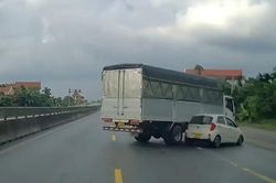 Xe tải chuyển hướng, xe con cố vượt gây tai nạn giao thông