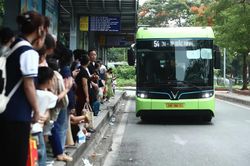 Hà Nội: Hơn 100 tài xế xe buýt ký cam kết ứng xử văn minh, đi đúng làn đường