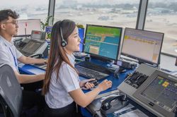 B&agrave;i to&aacute;n điều h&agrave;nh bầu trời trước sức &eacute;p ngh&igrave;n chuyến bay mỗi ng&agrave;y