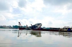 Phú Thọ: Đảm bảo an toàn giao thông trong quá trình trục vớt tàu chìm trên sông Lô