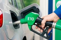 Giá xăng RON95 vượt 23.300 đồng/lít