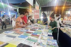 TP Hồ Chí Minh: Đường sách không vắng người, chỉ vắng người mua sách