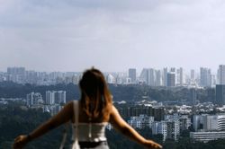 Người trẻ Singapore tìm 'lối thoát' tài chính trong kỷ nguyên AI