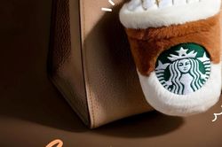 Starbucks khiến người trẻ uống c&agrave; ph&ecirc; hay chạy theo qu&agrave; tặng: Phải chi 400.000 đồng để được 'chiếc v&iacute; nhỏ, charm b&ocirc;ng'