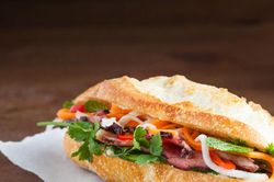 Bộ Y tế y&ecirc;u cầu điều tra, xử l&yacute; vụ 84 người nghi ngộ độc sau khi ăn b&aacute;nh m&igrave; tại L&acirc;m Đồng