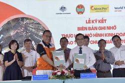 Ký kết Biên bản Ghi nhớ triển khai thí điểm mô hình nuôi tôm thích ứng với biến đổi khí hậu tại An Giang