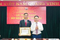 Trao tặng Huy hiệu 30 năm tuổi Đảng cho đồng ch&iacute; Nguyễn Xu&acirc;n Bắc