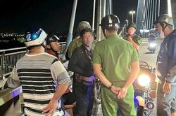 Công an phường kịp thời cứu thanh niên nhảy cầu Mỹ Thuận