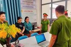 Hai t&igrave;nh nguyện vi&ecirc;n 'r&uacute;t ruột' c&ocirc;ng quỹ Hội Cựu Thanh ni&ecirc;n xung phong