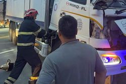 Cảnh sát giải cứu lái xe mắc kẹt sau tai nạn giao thông