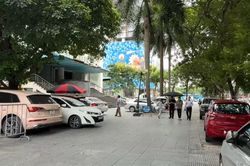 Đỗ xe tr&agrave;n lan tr&ecirc;n phố Ho&agrave;ng Đạo Th&uacute;y