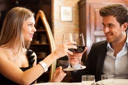 Ép nữ nhân viên xinh đẹp ngồi cạnh chủ tịch, quản lý nhận cái kết đắng: Tòa chỉ rõ điều không thể chấp nhận