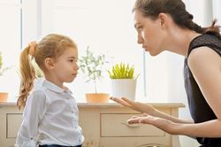 Con càng lớn càng hay cãi? 5 cách xử lý giúp cha mẹ 'hạ nhiệt' xung đột mà không cần quát mắng