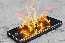 4 phụ kiện tưởng vô hại lại có thể khiến điện thoại 'bốc hỏa' trong mùa hè