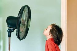 Dùng quạt cho trẻ nhỏ thế nào để mát mà không dễ khô họng, nghẹt mũi?