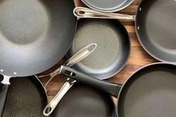Nhiều gia đình vẫn dùng chảo chống dính kiểu này mà không biết có thể gây hại cho sức khỏe