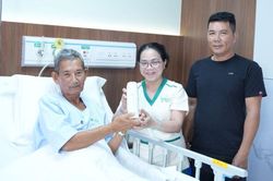Sang Việt Nam cấp cứu vì đau sỏi mật, cụ ông Campuchia phát hiện thêm khối u gan